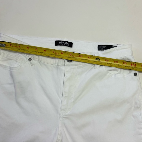 BUFFALO DAVID BITTON DAILY WHITE JEANS
mid-rise Size 10 or 30 - Picture 9 of 9